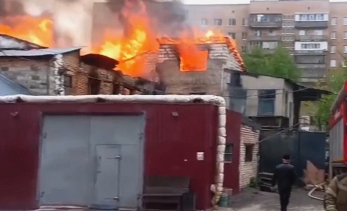 В Пензе на улице Володарского загорелся жилой дом